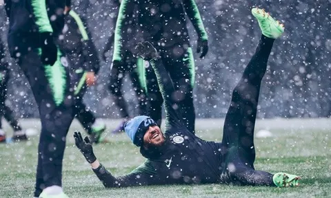 Dàn sao Man City đùa giỡn như con nít dưới tuyết lạnh lẽo