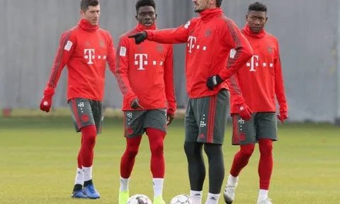 Hummels tập làm thuyền trưởng, chỉ đạo "chiến thuật" cho đồng đội