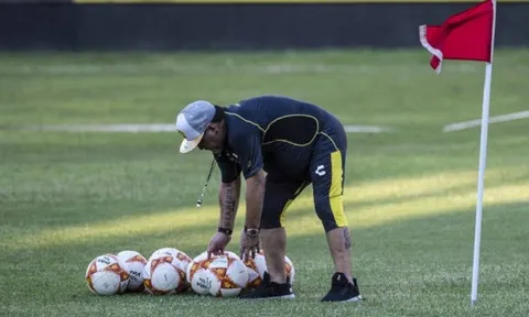 Hùng hục nhặt bóng giúp học trò, Maradona giờ đã khác
