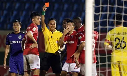 5 điểm nhấn vòng 22 V-League 2018: U23 Việt Nam xây, trọng tài phá?