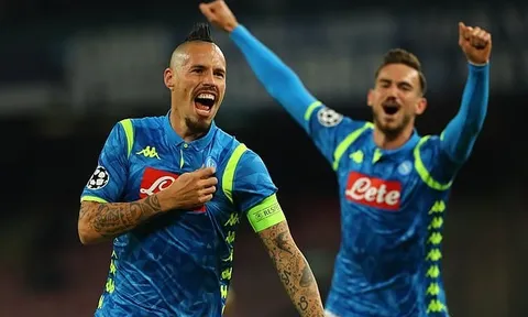 Hủy diệt Red Star, Napoli đẩy Liverpool tới cánh cửa địa ngục