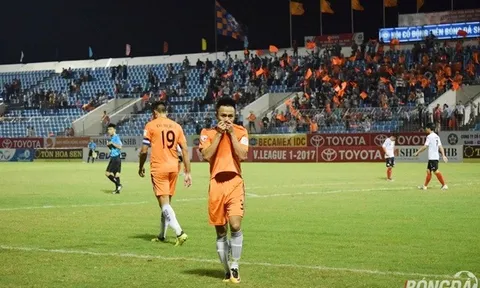 Huy Toàn bật khóc khi ghi bàn thắng tặng mẹ