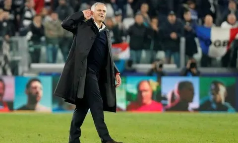 Huyền thoại Man Utd chỉ trích Mourinho ăn mừng thiếu đẳng cấp
