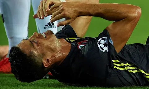 Huyền thoại Man Utd tiết lộ lý do Ronaldo "khóc như mưa" sau tấm thẻ đỏ