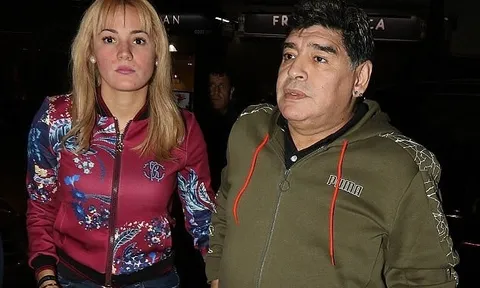 Huyền thoại Maradona đưa bạn gái đi ăn tối ở London