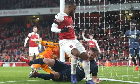 Hy sinh thân mình, Luke Shaw khiến CĐV 'không thể không yêu' sau pha bóng này