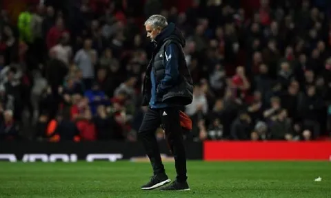 Thắng Pogba, thua Derby, Mourinho giờ 'trăm mối tơ vò'
