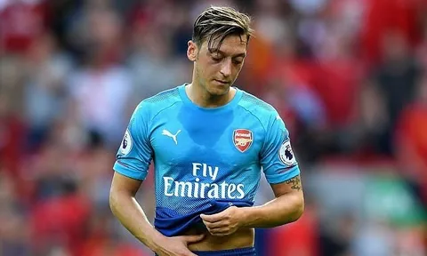 Ian Wright phản pháo Ozil: "Có giỏi thì kí hợp đồng mới"