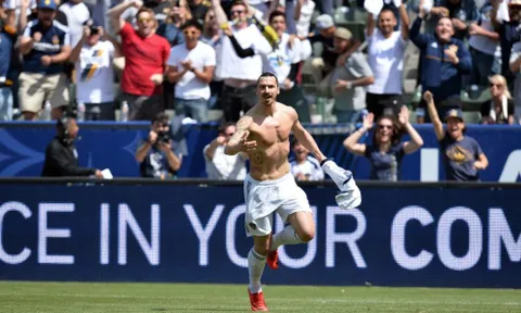 Ibrahimovic lập cú đúp giải thưởng tại MLS