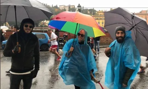 Icardi được fan cuồng hôn thắm thiết dưới mưa