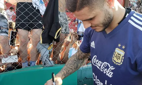 Icardi lẳng lặng ký tặng lên áo đấu của Messi