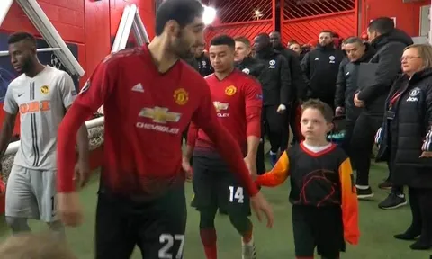 'Khó đỡ' với sự cố hy hữu Fellaini tạo ra trong đường hầm trước trận