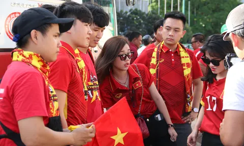 Fan Việt Nam nhuộm đỏ "chảo lửa" Olympic