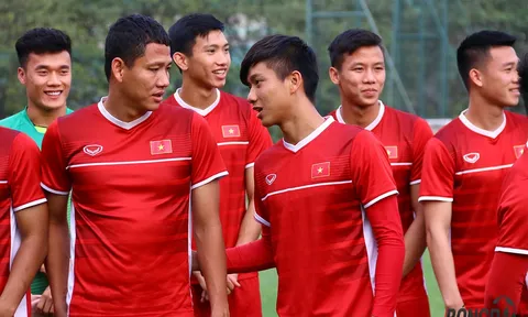 Bộ đôi song Đức "tình tứ" với nhau trên sân tập
