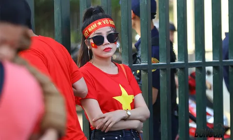 Chùm ảnh hotgirl bốc lửa cổ vũ ĐT Việt Nam