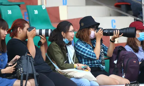 Fan nữ Sài thành sắm "hàng khủng" săn đón tuyển thủ U23 Việt Nam