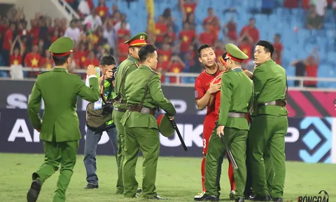 Ngọc Hải giải cứu bất thành fan lao xuống sân ăn mừng ĐT Việt Nam vào chung kết