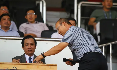 Vi hành ở V-League, HLV Park Hang-seo tự tay "đi xin" danh sách thi đấu