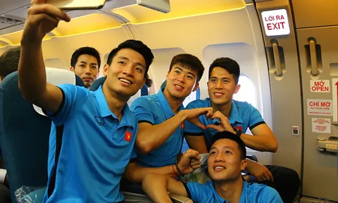 Đức Chinh chụp hình gái xinh, Duy Mạnh và Đình trọng "thả thính" trên máy bay