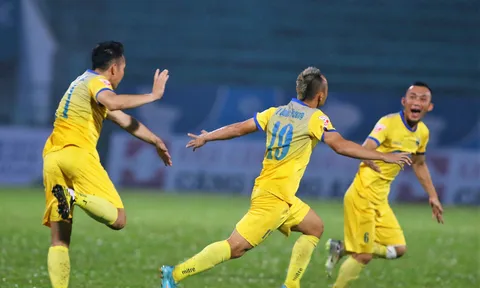 Hạ Long An trong trận đấu gây tranh cãi, FLC Thanh Hóa lấy lại ngôi đầu