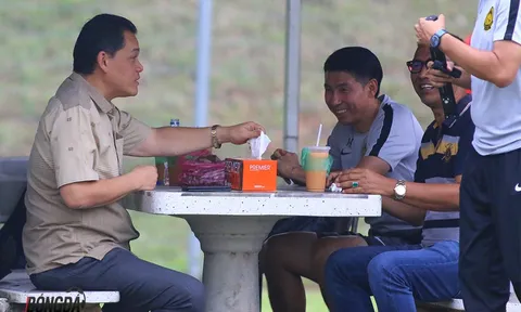 Đấu chung kết với Việt Nam: HLV Tan Cheng Hoe thưởng thức sinh tố xem cầu thủ tập luyện