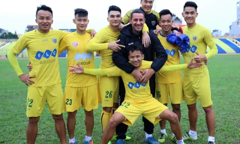 Sáng nay FLC Thanh Hóa lên đường vào Vinh