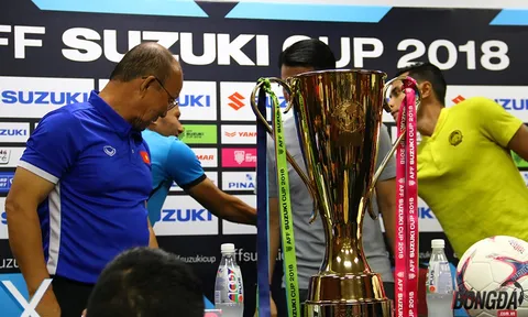 Khoảnh khắc thầy Park "trộm nhìn" cúp vô địch AFF 2018