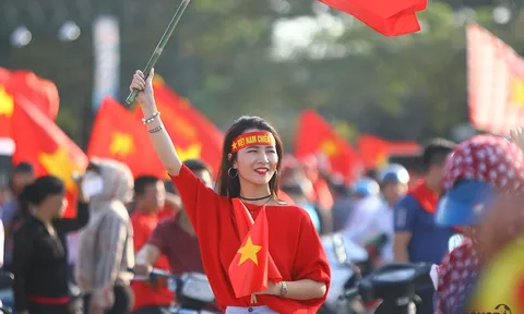 Fan nữ xinh đẹp hào hứng tiếp lửa ĐT Việt Nam trước giờ G