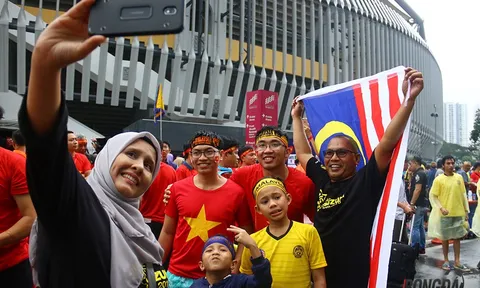 Fan Malaysia thân thiện Selfie cùng CĐV Việt Nam