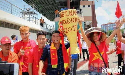 CĐV Việt Nam mang Cúp vô địch thách thức U22 Thái Lan