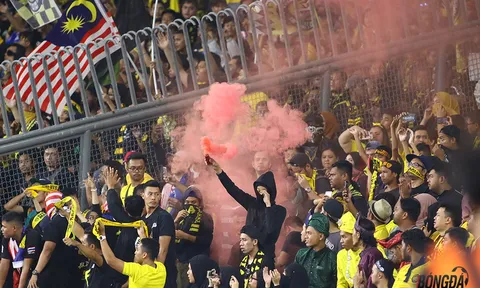 Hòa hú vía với Việt Nam trên sân nhà, fan Malaysia đốt pháo khói ăn mừng