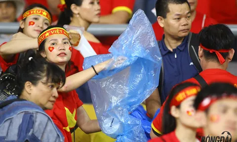 Fan Việt Nam ghi điểm trên chảo lửa Bukit Jalil