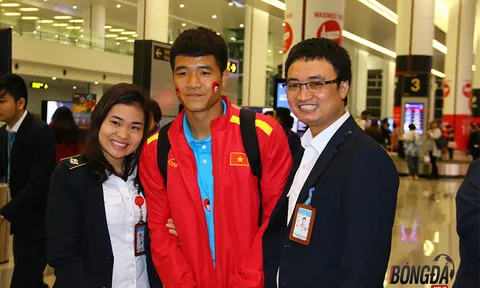 "Cây hài" ĐT Việt Nam, Chinh "đen" bị fan chọc quê tại sân bay