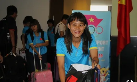 Giành vàng SEA Games 29, ĐT Việt Nam tươi như hoa về Việt Nam