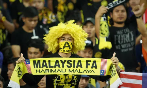 CĐV Malaysia "đốt lửa" khán đài Shah Alam như thế nào?