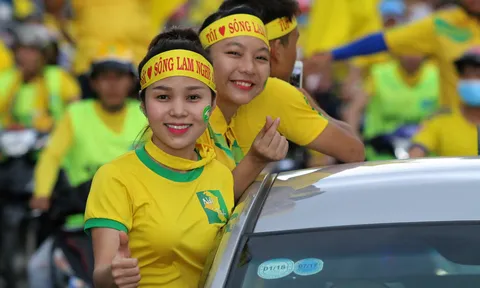 Fan nữ xứ Nghệ "đốt cháy" cầu trường V-League