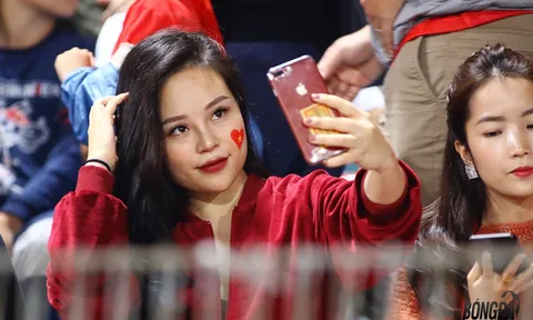 Hotgirl thả thính Xuân Trường, Công Phượng trên sân Hàng Đẫy