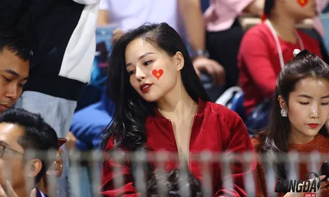 Bóng hồng Việt đọ sức mỹ nhân Thái trên khán đài AFF Cup 2018