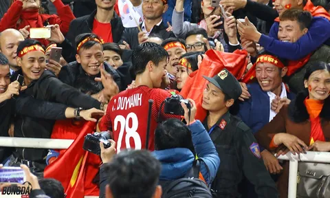 Duy Mạnh "khóa môi" bạn gái trên sân Mỹ Đình khi ĐT Việt Nam vô địch