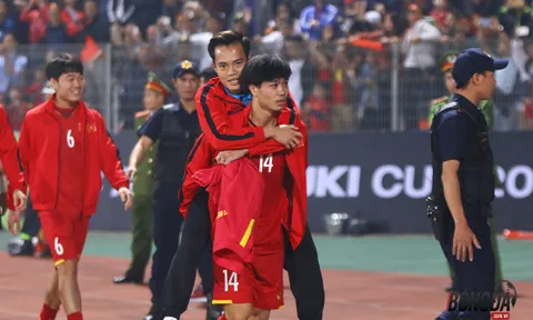Công Phượng cõng Văn Toàn sau chiến thắng của ĐT Việt Nam trên sân Hàng Đẫy