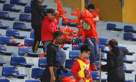 Không đốt pháo sáng, CĐV Việt Nam làm điều tuyệt vời trên khán đài
