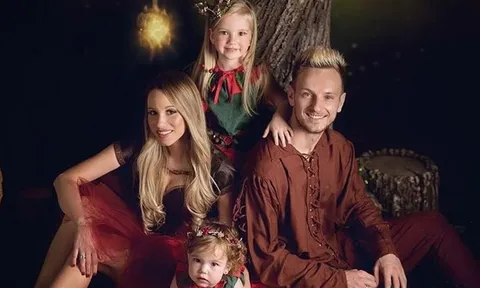 Rakitic tung ảnh giáng sinh cổ trang bên gia đình