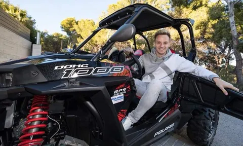 Rakitic hóa 'quái xế' xe điện lấy tinh thần đá Siêu kinh điển