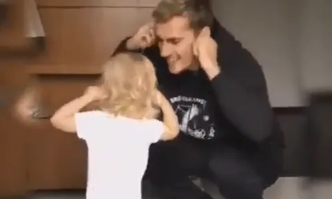 Griezmann chọc cười con gái bằng điệu nhảy siêu... ngố