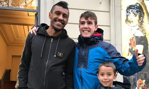 Paulinho cười tẹt ga khi shopping đón giáng sinh