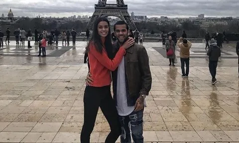 Dani Alves khoe ảnh tình tứ bên vợ dưới tháp Eiffel