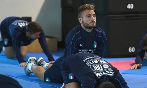 Immobile hì hục chống đẩy, chờ ngày "hạ sát" Thụy Điển