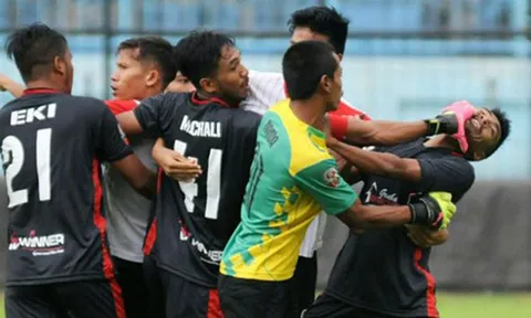 Indonesia: Cầu thủ đánh nhau như giang hồ hỗn chiến