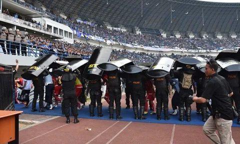 CĐV trẻ tuổi thiệt mạng, Giải Bóng đá Indonesia phải tạm ngưng