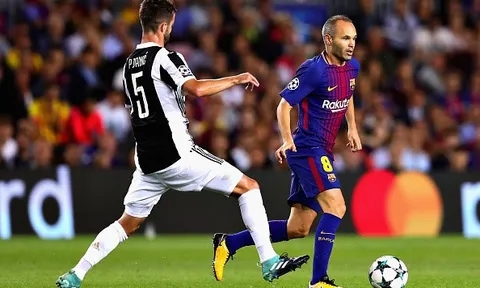 Messi xuất sắc, nhưng vinh quang thuộc về Iniesta